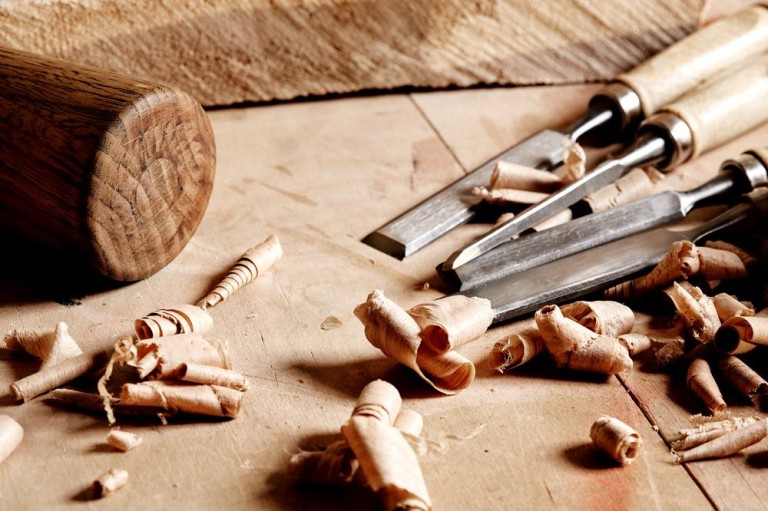 Menuiserie artisanale à Longfossé : les bénéfices du sur-mesure